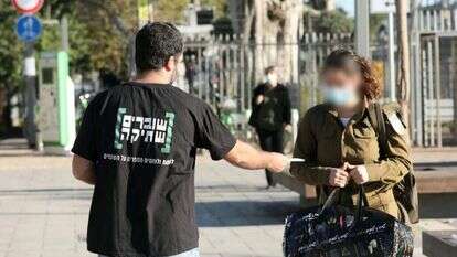 פעילי שוברים שתיקה מחלקים לחיילים עלונים המסבירים להם כיצד יוכלו לפעול נגד אלימות מתנחלים, היום. | יח"ץ