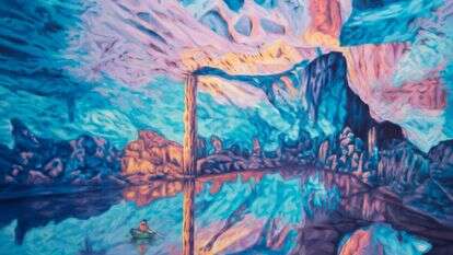 מיישמת את טכניקת הנהר המחליף צבעים באורח מתוחכם ופורה. שקד אביב, "עולם אחר", שמן על בד, 2021. יופיע בתערוכה "גלוריפיקציה" בגלריה אורלי דביר ביפו, פתיחה ב־ 24/2