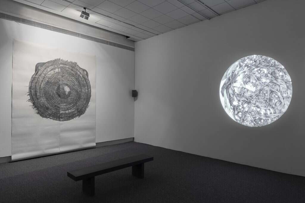 "הלל הזקן" (רישום, הקרנה וסאונד), מתוך "פרק חלק". | טל ניסים "הלל הזקן" (רישום, הקרנה וסאונד), מתוך "פרק חלק". | טל ניסים