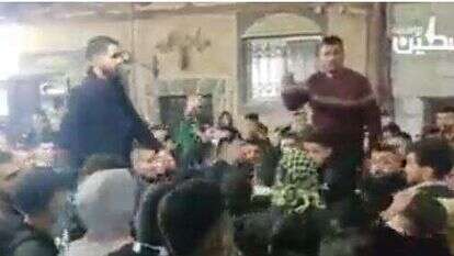 קבלת הפנים של החמאס למחבל המשוחרר. | מסך