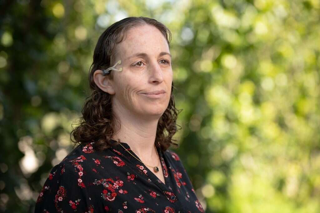 הפיתוח היה מהיר כי הייתה נסיינית מוכנה. מרקס עונדת את המכשיר של "נוירוטריגר". | שריה דיאמנט