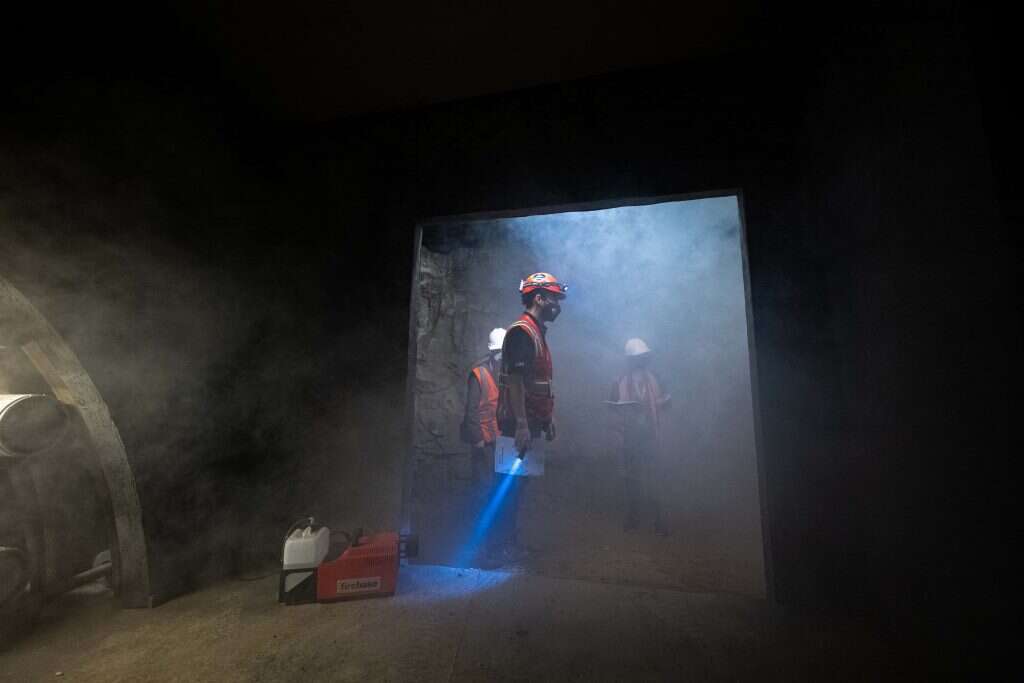 "יש בזה מדע, אבל יש בזה גם סוג של אמנות". ויקטור אורכוב, מעצב מסלול המכשולים, בסיור במנהרה. | ג'ון צ'רי הוושינגטון פוסט