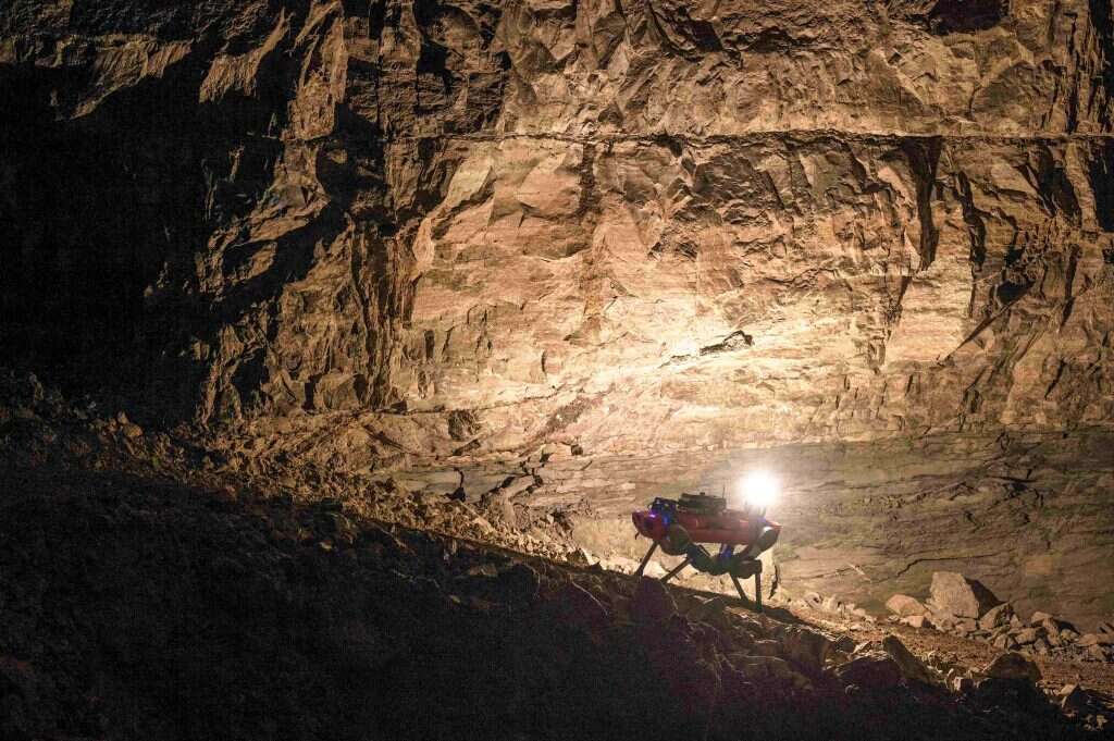 "ההבחנה בין שיח לסלע היא מסובכת". רובוט של קבוצת סרברוס מנווט במערה באתגר התת־קרקעי. | ג'ון צ'רי, הוושינגטון פוסט