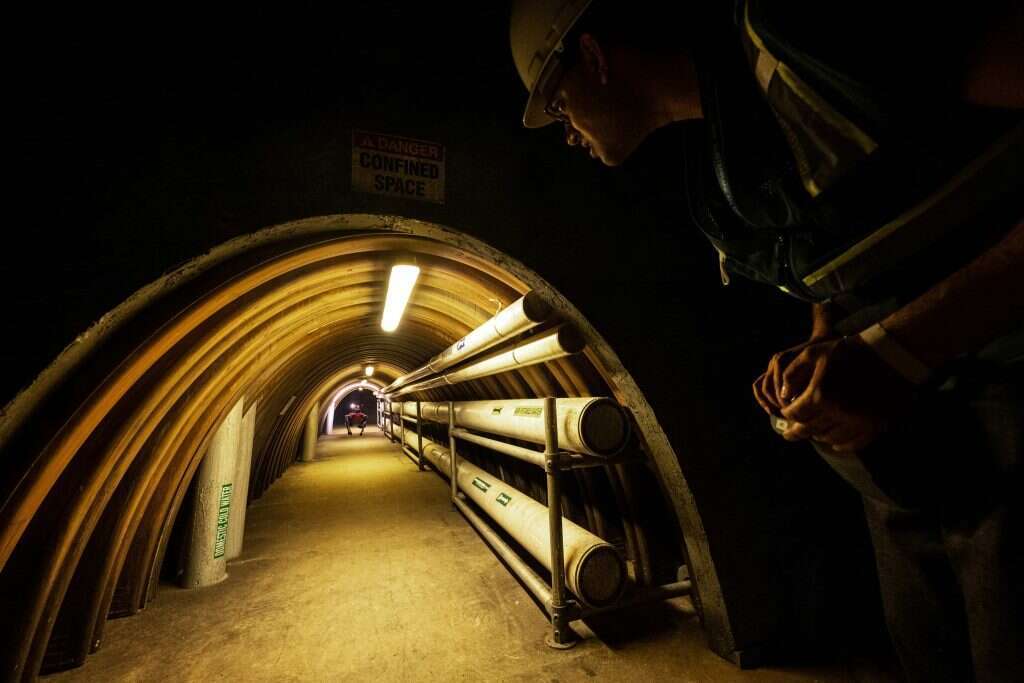 התחרות לא עוסקת רק בטכנולוגיה אלא גם באסטרטגיה. חברי קבוצת אקספלורר עובדים על אחד הרובוטים במרחב ההיערכות. | ג'ון צ'רי, הוושינגטון פוסט