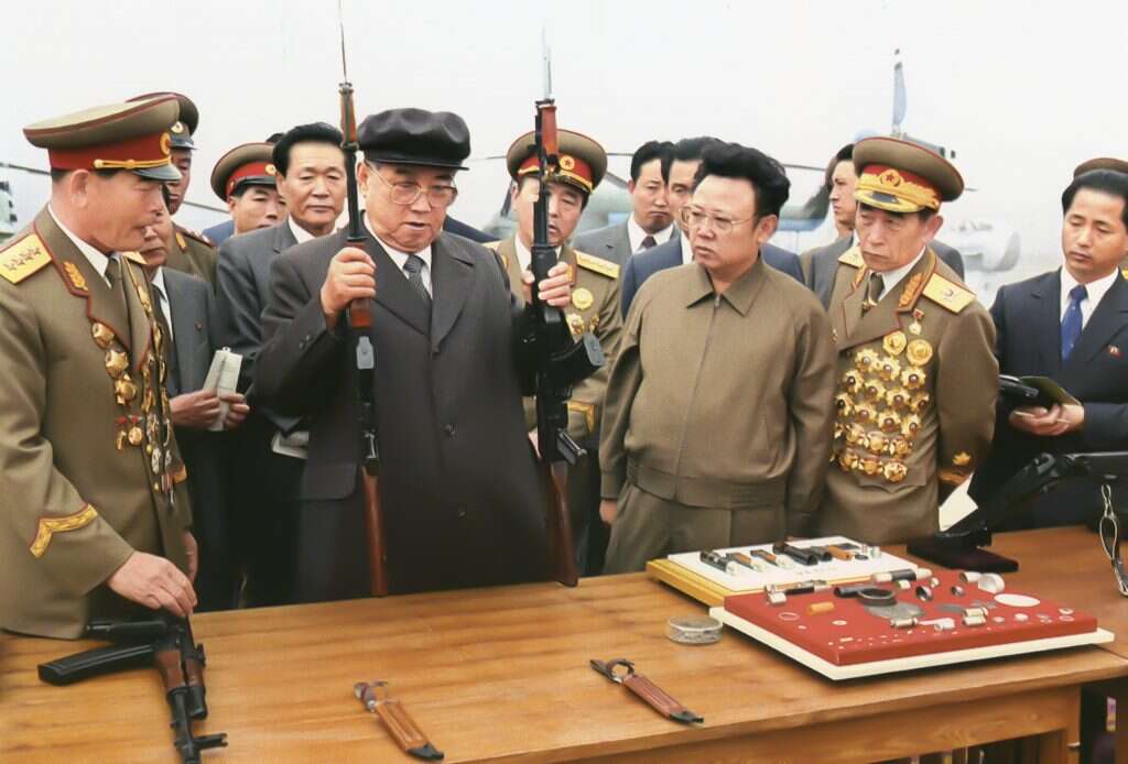 שושלת רודנים שאין לה הרבה מה להציע לעם. קים איל סונג וקים ג'ונג איל, 1975. | גטי אימג'ס