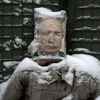 תמונה של פוטין משמשת מטרת אימון באזור לוגנסק, אוקראינה. ציור: AFP