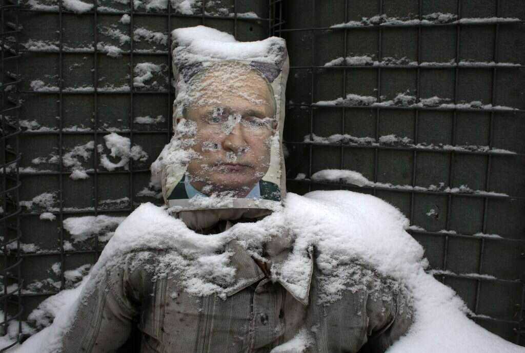 תמונה של פוטין משמשת מטרת אימון באזור לוגנסק, אוקראינה. ציור: AFP