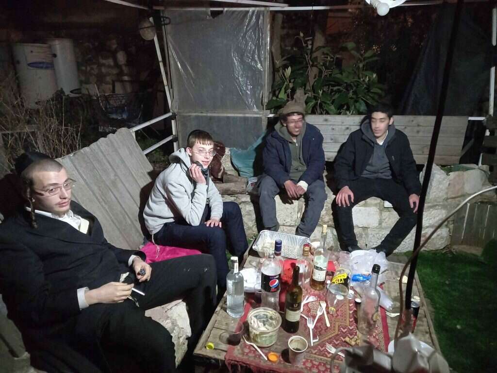 מתנדבים בחצר בית משפחת יושובייב. | שילה פריד