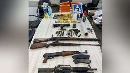 נשקים ואמצעי לחימה שהמשטרה מצאה במבצע. | דוברות המשטרה