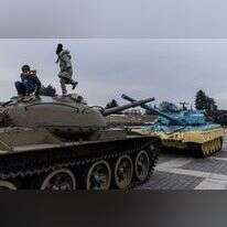 אין טעם בהשוואות. ילדים וטנקים בקייב, השבוע. | גטי אימג'ס