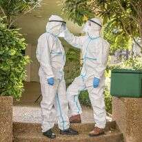 מתמגנים לפני הכניסה לבית החולה. | יוסי אלוני מתמגנים לפני הכניסה לבית החולה. | יוסי אלוני