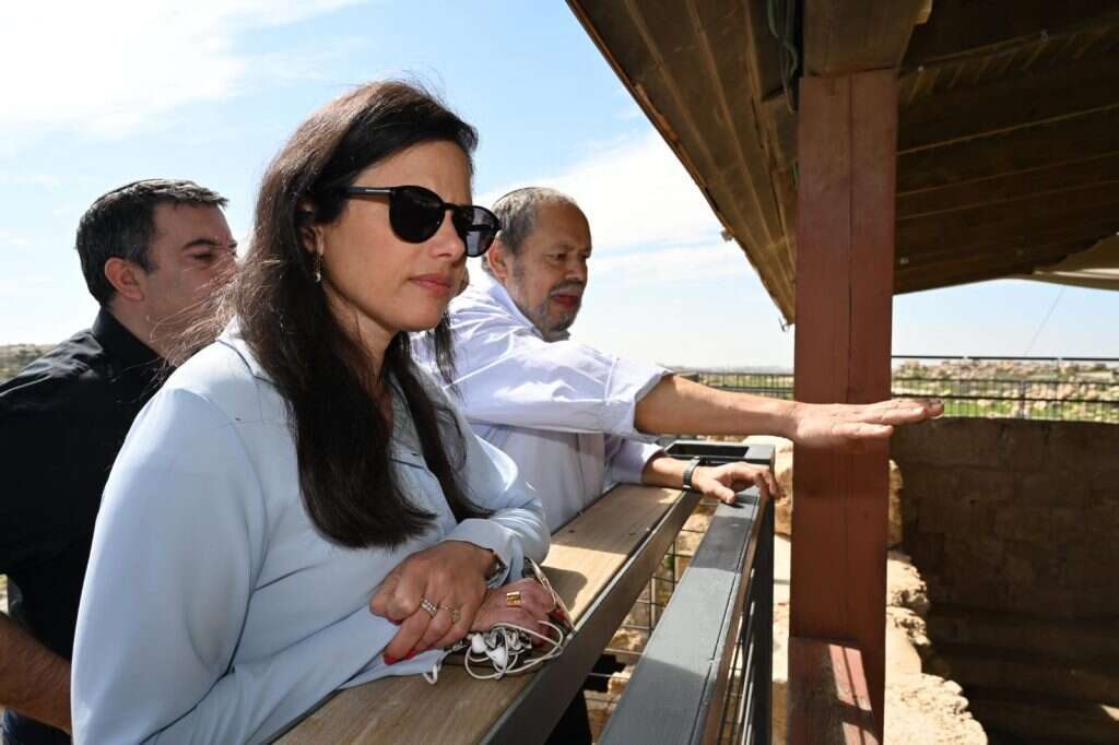 איילת שקד עם יוחאי דמרי באביגיל שבהר חברון. | מאיר אליפור