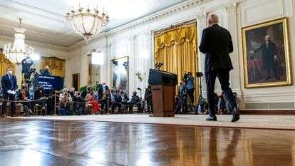 נשיא ארה"ב ג'ו ביידן ניגש לפודיום כדי להכריז על עיצומים נגד רוסיה. | AP