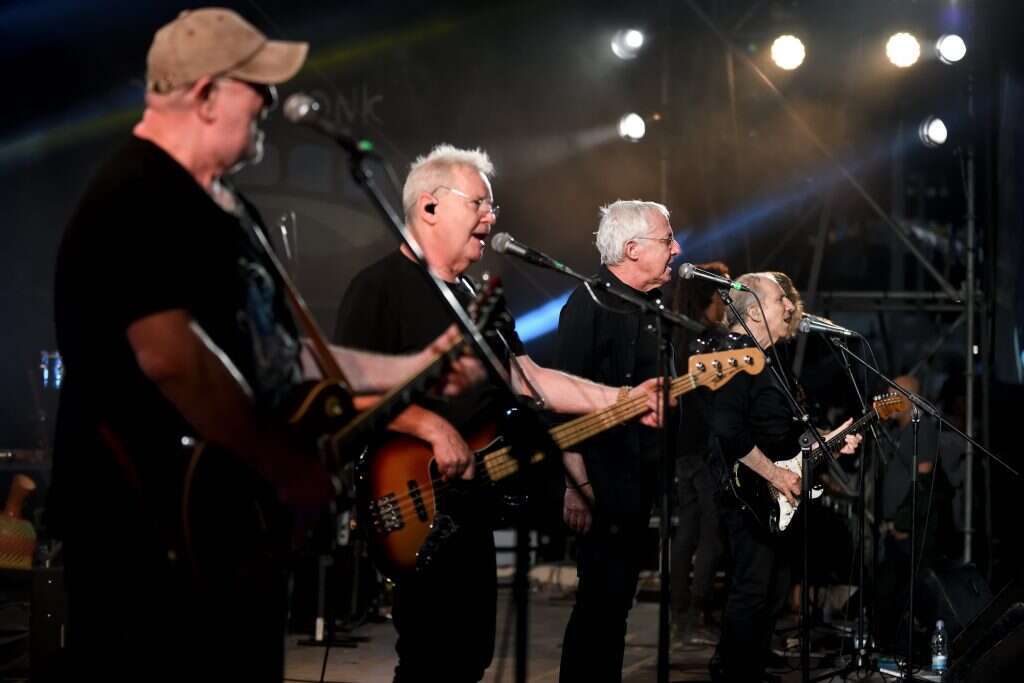 הביאו את השפה המדוברת לפזמונאות. להקת כוורת במופע האיחוד, 2019. | גיל יערי, פלאש 90 הביאו את השפה המדוברת לפזמונאות. להקת כוורת במופע האיחוד, 2019. | גיל יערי, פלאש 90