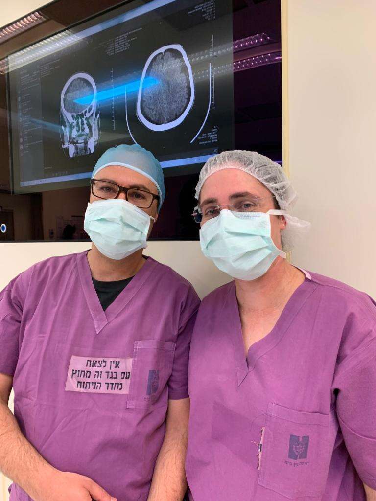 בבית חולים כללי אפשר לתת מענה גופני לתסמיני נפש. איתן עם ד"ר שי שלו־שוורץ בחדר ניתוח. | באדיבות המצולמת