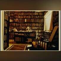 גרשם שלום על רקע ספרייתו, 1965. | Grace Goldin , האוסף הלאומי לתצלומים על שם משפחת פריצקר, ארכיון גרשום שלום, הספרייה הלאומית