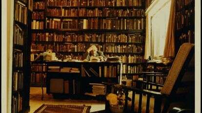 גרשם שלום על רקע ספרייתו, 1965. | Grace Goldin , האוסף הלאומי לתצלומים על שם משפחת פריצקר, ארכיון גרשום שלום, הספרייה הלאומית גרשם שלום על רקע ספרייתו, 1965. | Grace Goldin , האוסף הלאומי לתצלומים על שם משפחת פריצקר, ארכיון גרשום שלום, הספרייה הלאומית