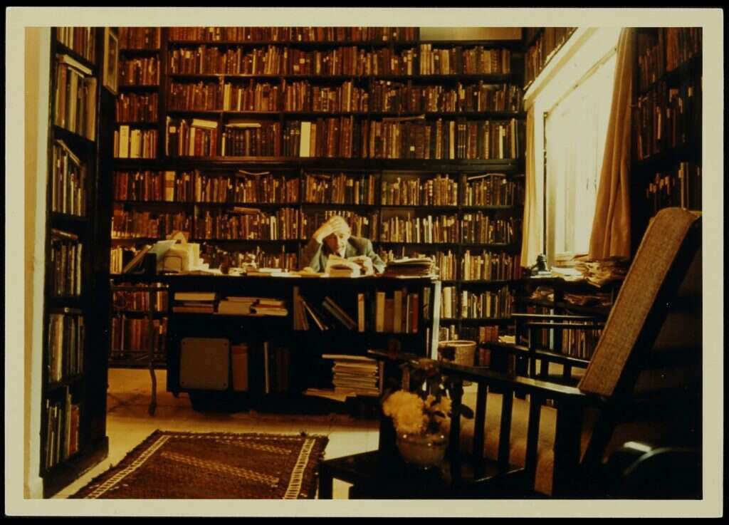 גרשם שלום על רקע ספרייתו, 1965. | Grace Goldin , האוסף הלאומי לתצלומים על שם משפחת פריצקר, ארכיון גרשום שלום, הספרייה הלאומית