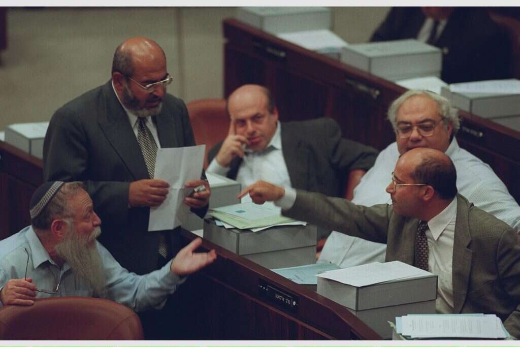 הרב דרוקמן (משמאל) כחבר כנסת, 1999. | יעקב סער, לע"מ