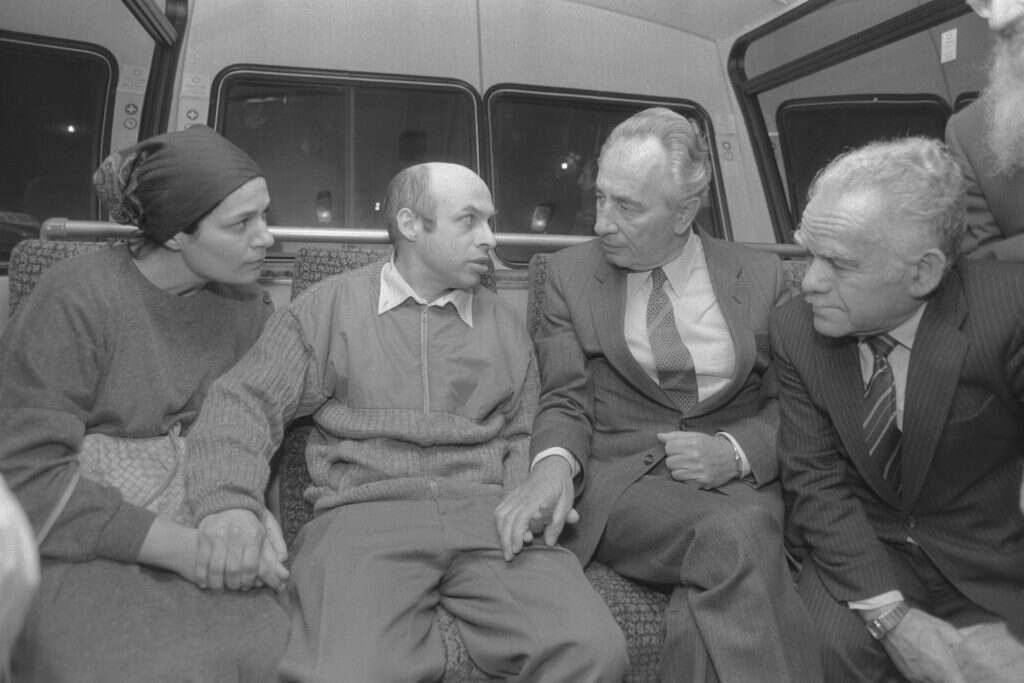 אביטל ונתן שרנסקי אחרי נחיתתם בארץ עם ראש הממשלה פרס ושר החוץ שמיר, פברואר 1986. | נתי הרניק, לע"מ