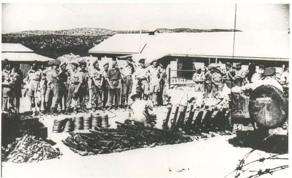 כשהגיעו הבריטים וניסו להדוף אותם בכידוני הרובים, הם התיישבו על הרצפה והחלו לשיר. הנשק שנתפס ביגור. | באדיבות ארכיון קיבוץ יגור