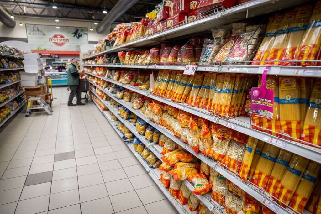 "לפעמים המרק הוא רק תירוץ". המותג חזק יותר מגיא לרר. | יונתן זינדל, פלאש 90 "לפעמים המרק הוא רק תירוץ". המותג חזק יותר מגיא לרר. | יונתן זינדל, פלאש 90