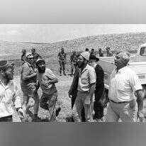 הרב צבי יהודה עם אריאל שרון וחברי גרעין אלון מורה, קיץ 74 '. | ארכיון דן הדני, האוסף הלאומי לתצלומים על שם משפחת פריצקר, הספרייה הלאומית,