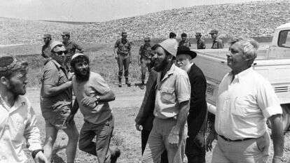 הרב צבי יהודה עם אריאל שרון וחברי גרעין אלון מורה, קיץ 74 '. | ארכיון דן הדני, האוסף הלאומי לתצלומים על שם משפחת פריצקר, הספרייה הלאומית,