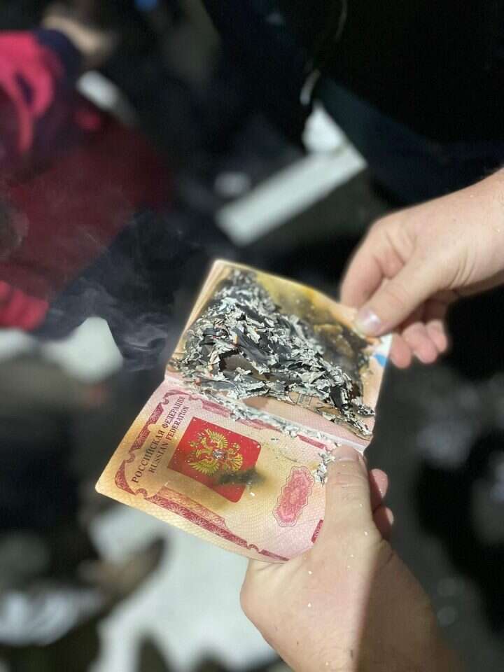 דרכונים נשרפים מול השגרירות הרוסית בתל אביב, הערב. | אודי שחם