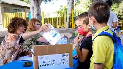 חלוקת ערכות בדיקה ביתיות, בשנה שעברה. | אבשלום ששוני, פלאש 90