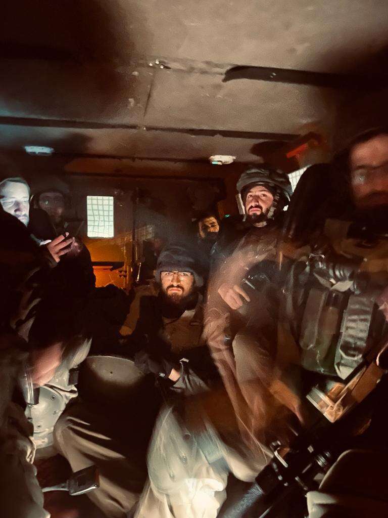 מהיר ושקט. בדרך למעצר. | יהודה יפרח מהיר ושקט. בדרך למעצר. | יהודה יפרח