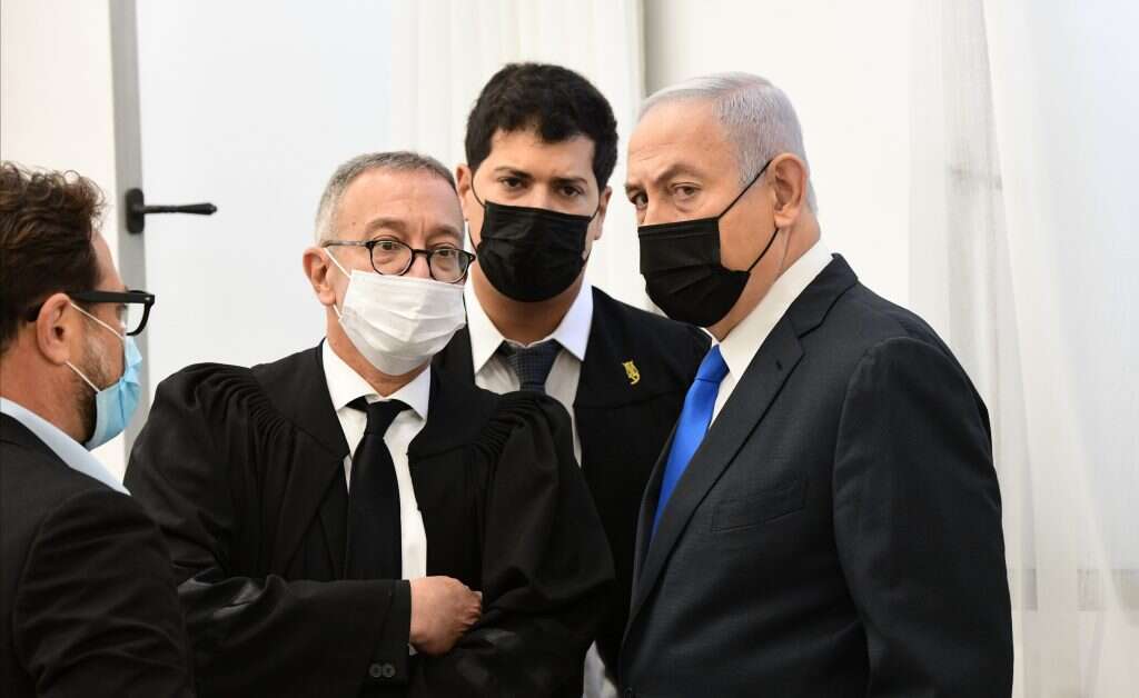 נתניהו עם פרקליטיו בבית המשפט. | אורן בן חקון