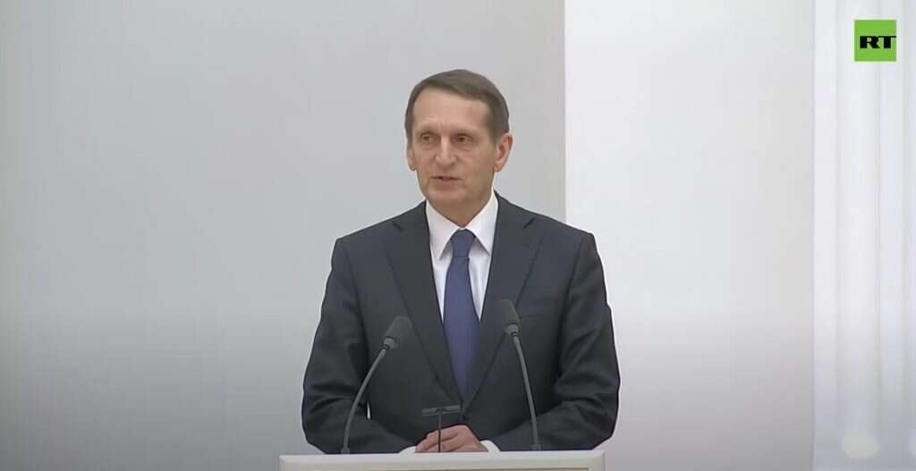 נרישקין בישיבת המועצה העליונה לביטחון לאומי של רוסיה. | מסך מתוך RT