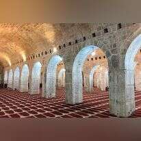 אורוות שלמה הוא מבנה תת-קרקעי קדום בפינה הדרום-מזרחית של הר הבית. | : ארנון סגל