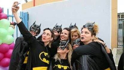 נשים מחופשות בפורים