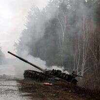 טנק רוסי שהושמד על הכביש לקייב. | AFP