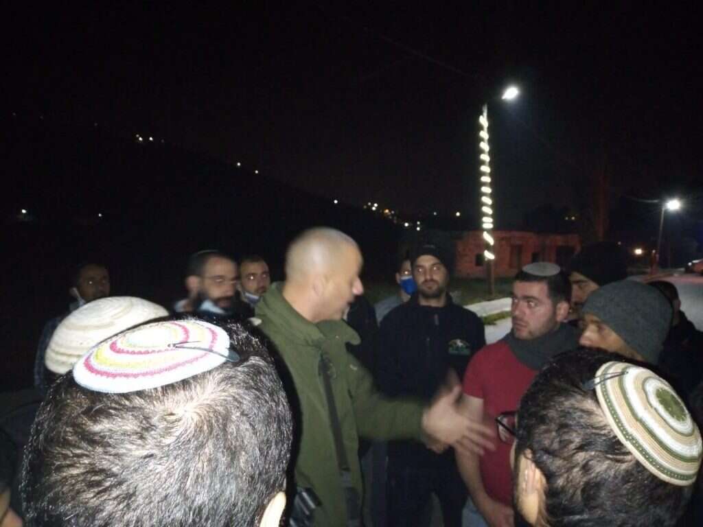 מח"ט בנימין בשיחה עם תושבי בנימין, אמש מח"ט בנימין בשיחה עם תושבי בנימין, אמש