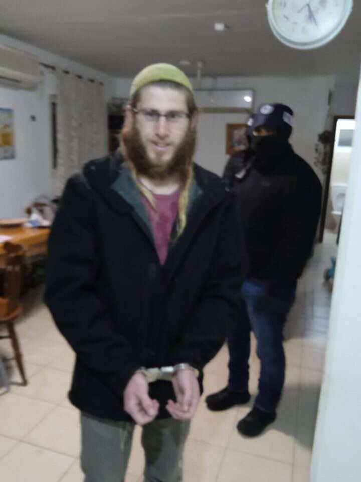 מעצר של אחד מבחורי חומש בביתו. | ישיבת חומש