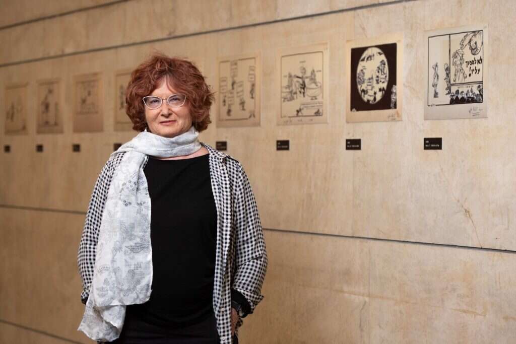 דניאלה עם ציורי דוש בספרייה הלאומית, ולמטה עם אביה בשנות השמונים. | שריה דיאמנט