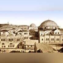 בית הכנסת החורבה וברקע בית הכנסת תפארת ישראל בשלהי המאה ה־ 19. עיבוד: תמר הירדני