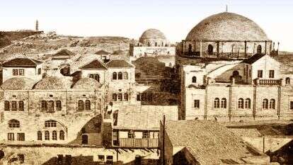 בית הכנסת החורבה וברקע בית הכנסת תפארת ישראל בשלהי המאה ה־ 19. עיבוד: תמר הירדני