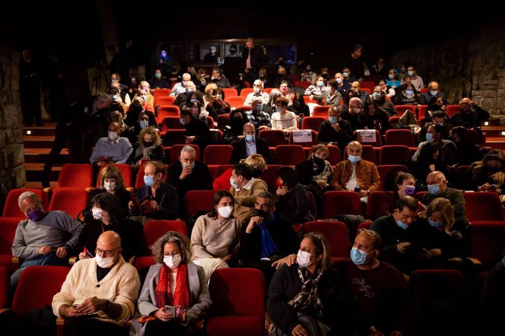 הקהל צמא וסקרן וביקורתי, אבל נותנים לו צ'יפס בפיתה. קהל בתיאטרון החאן. | אורן בן חקון