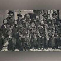 משתתפי ועידת היסוד של תנועת המזרחי, וילנה 1902 . יושב במרכז, לראשו כובע צילינדר: הרב ריינס.  באדיבות האוסף הלאומי לתצלומים על שם משפחת פריצקר, הספרייה הלאומית