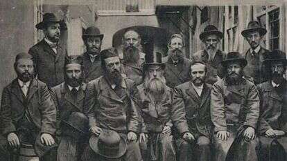 משתתפי ועידת היסוד של תנועת המזרחי, וילנה 1902 . יושב במרכז, לראשו כובע צילינדר: הרב ריינס.  באדיבות האוסף הלאומי לתצלומים על שם משפחת פריצקר, הספרייה הלאומית