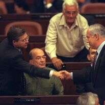 נתניהו הודה לי על דבריי בריאיון ל־ CNN , לאה רבין כעסה. ראש הממשלה בנימין נתניהו וח"כ יוסי ביילין בכנסת, 1999. | אבי אוחיון, לע"מ