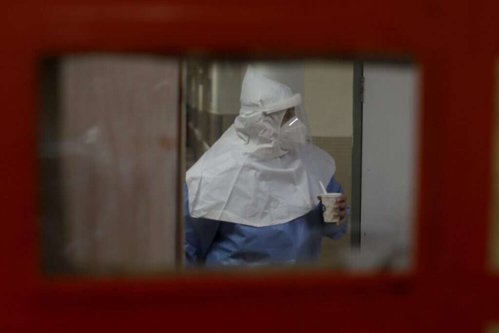 עובד במחלקת קורונה בבית החולים זיו בצפת. | EPA