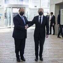 בנט והקנצלר שולץ ביד ושם. | אוליבייה פיטוסי, פלאש 90