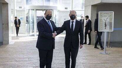 בנט והקנצלר שולץ ביד ושם. | אוליבייה פיטוסי, פלאש 90