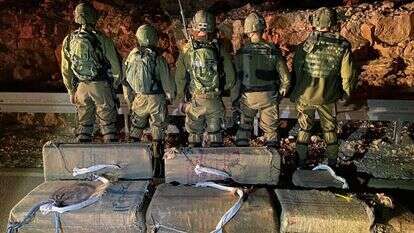 חיילי צה"ל עם משלוח הסמין שנתפס. | דובר צה"ל