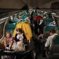 פליטים מאוקראינה ברכבת אחרי צאתם מהגבול הפולני. כמיליון פליטים מאוקראינה סה"כ. | EPA